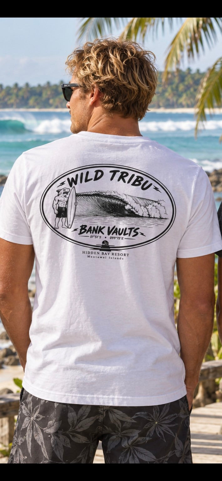 Camiseta Bank Vaults de Wild Tribu, vista trasera junto al mar