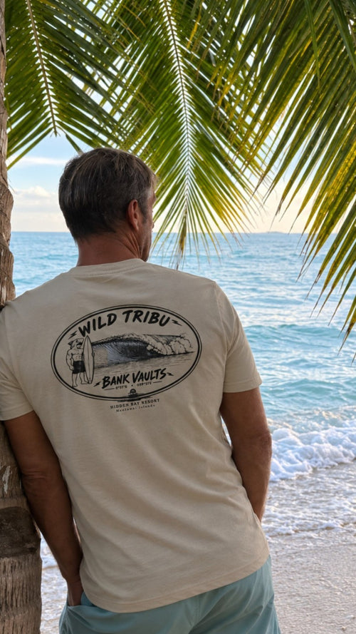 Camiseta Bank Vaults, vista trasera bajo una palmera junto al mar