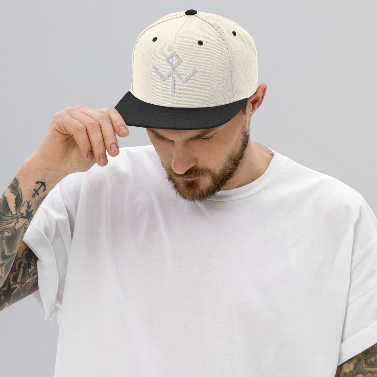 Wild Tribu — Gorra snapback en natural y negro, vista frontal