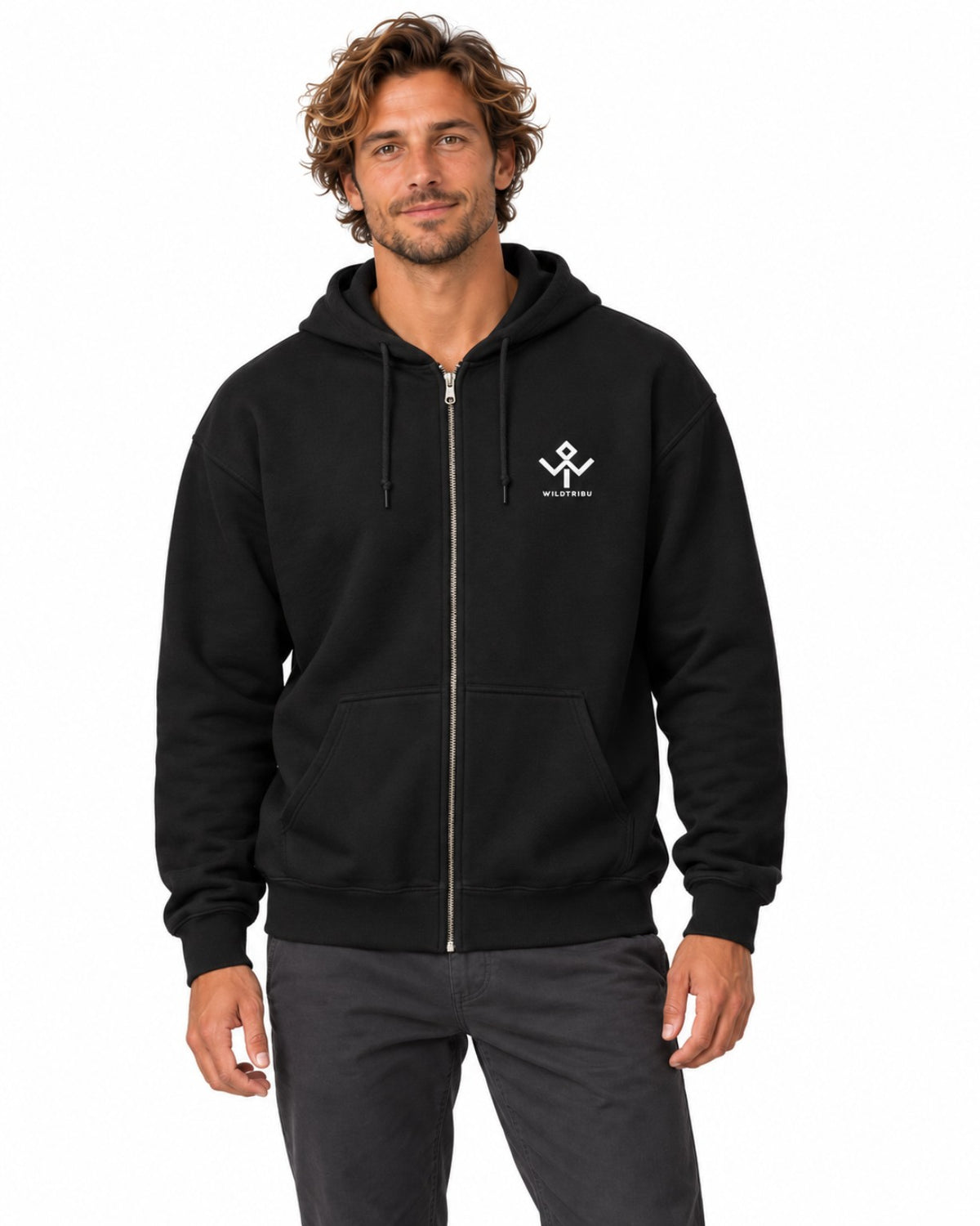 Sudadera Wild Tribu Essential negra con cremallera, vista frontal sobre modelo
