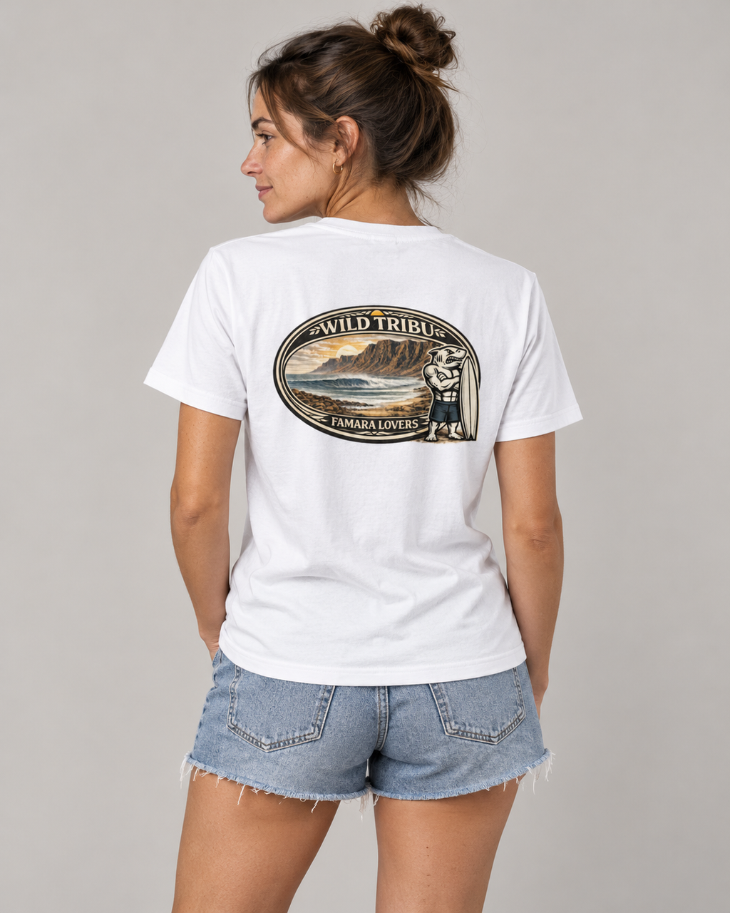 Famara Lovers tee — fotografía de catálogo, vista trasera sobre modelo