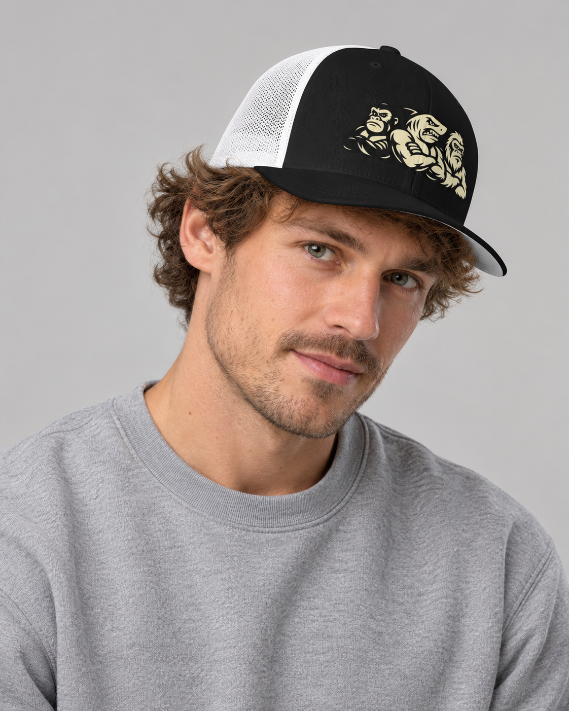 Gorra trucker Gorilla negra y blanca sobre modelo hombre