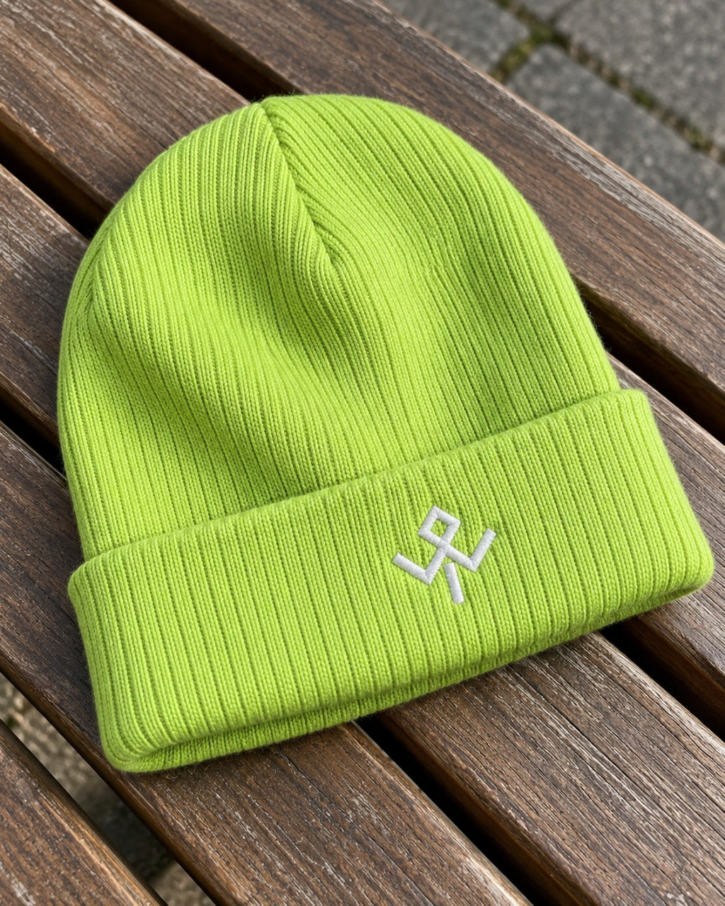 Gorro de punto Wild Tribu Acid Green, detalle del bordado