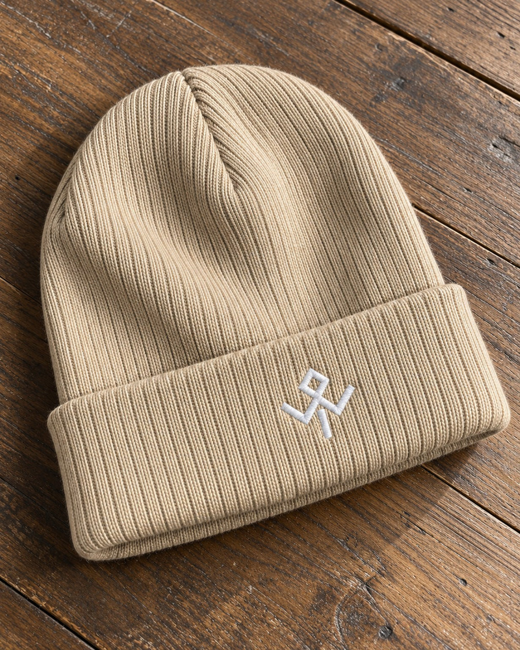 Gorro de punto Wild Tribu beige, detalle del bordado
