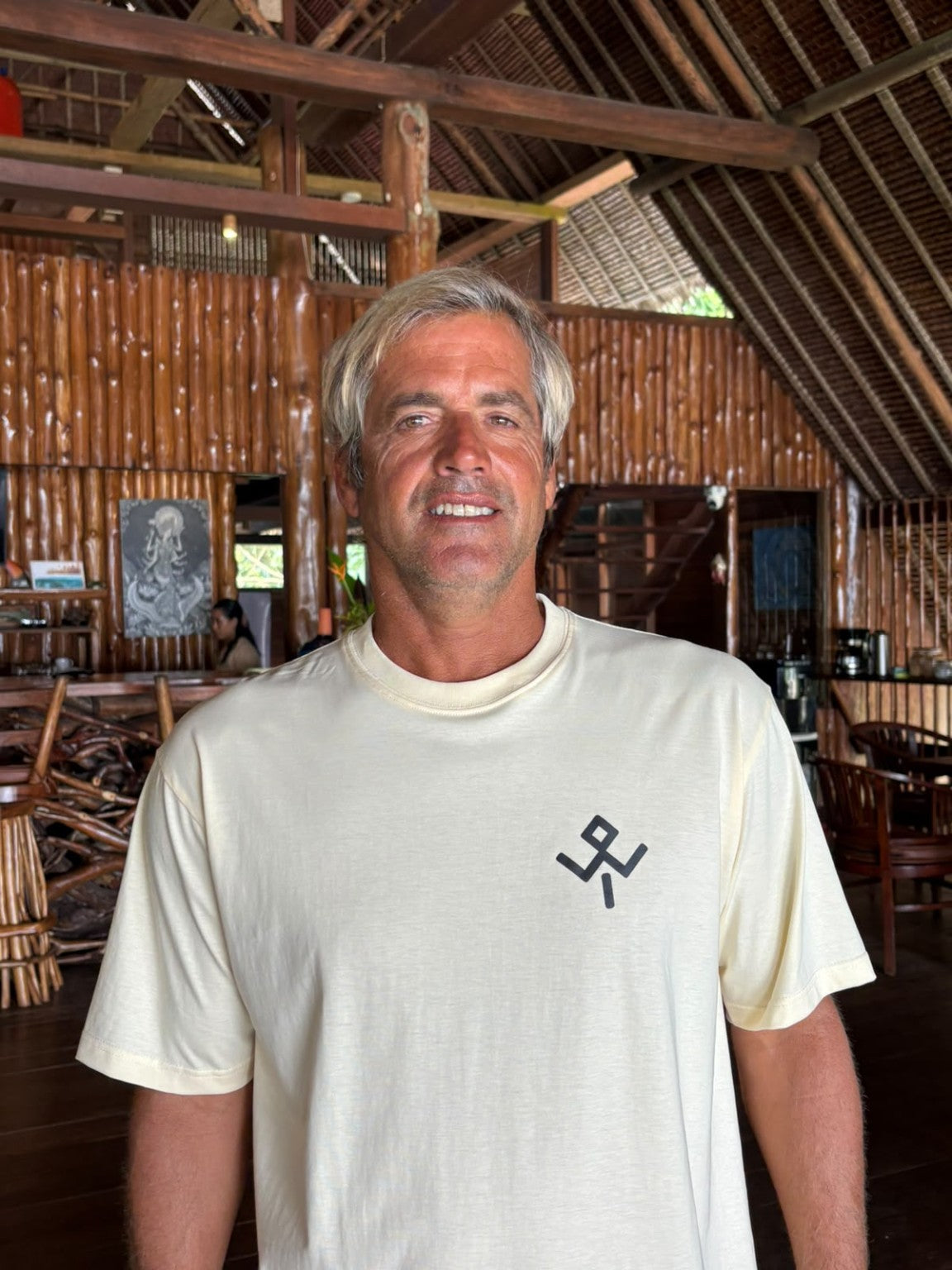 Camiseta Hideaways, vista frontal con logotipo Wild Tribu en Hidden Bay Resort