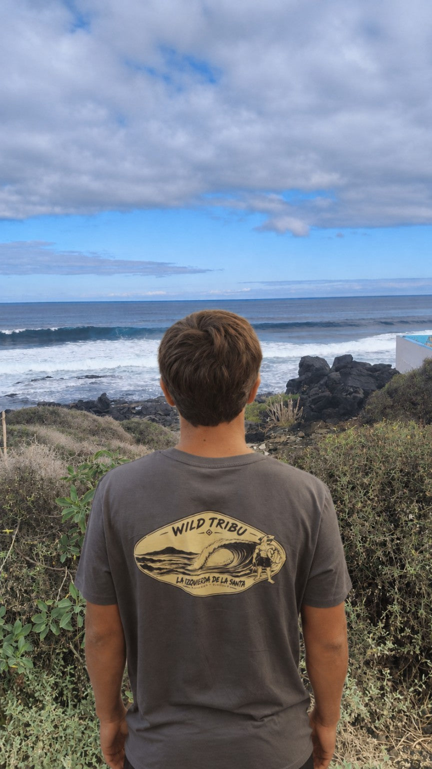 Camiseta La Izquierda de La Santa en antracita, vista trasera junto al mar