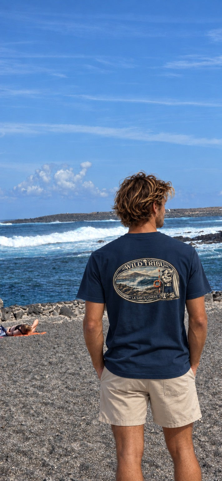 La Izquierda de La Santa en azul marino, vista trasera junto al mar