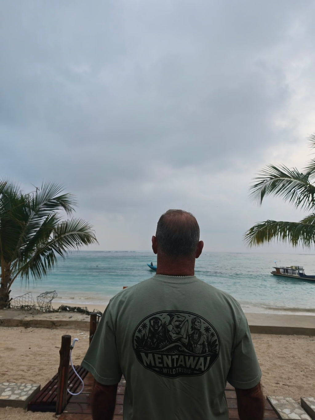 Mentawai Hero de Wild Tribu junto a la bahía