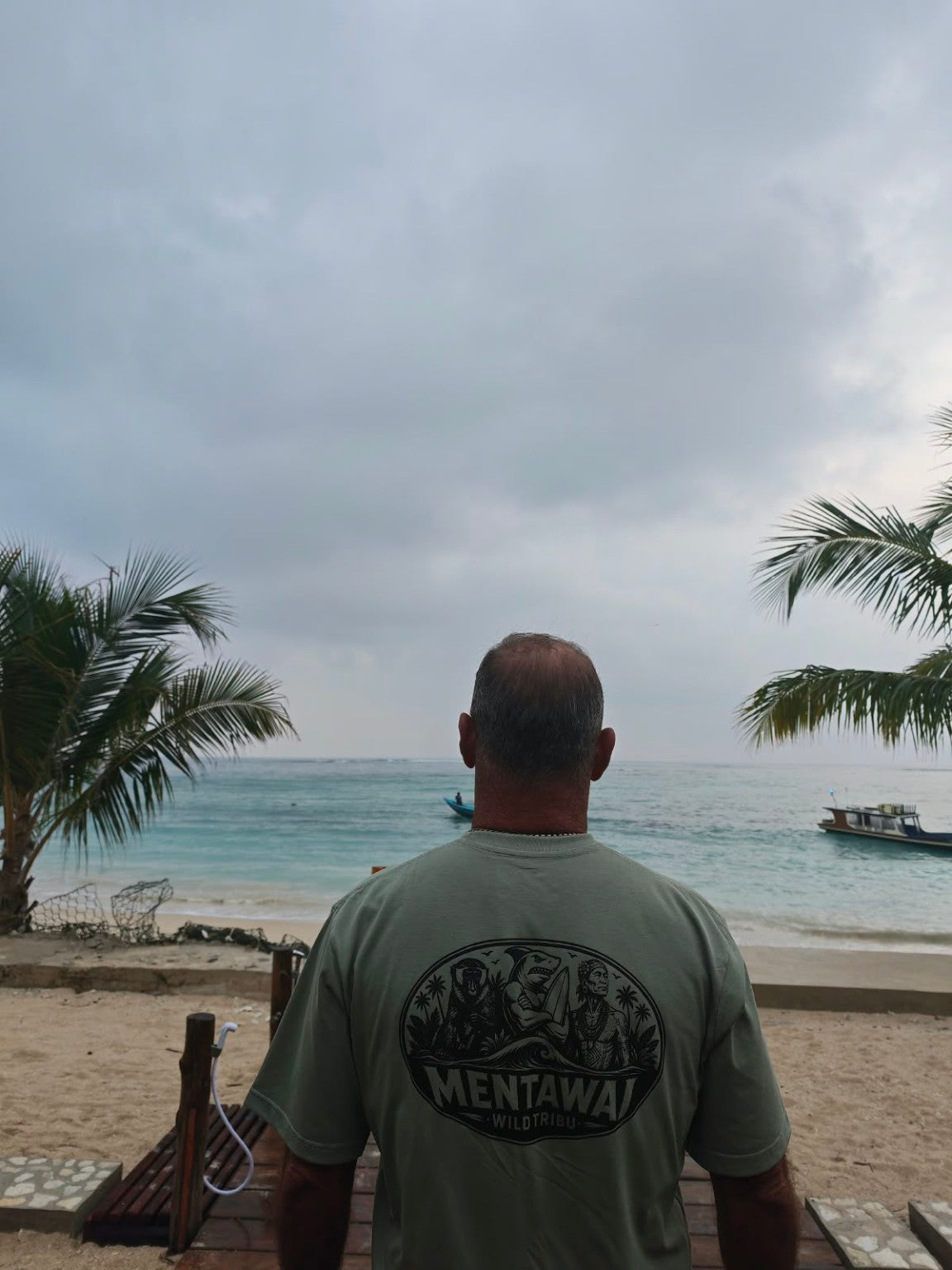 Mentawai Hero de Wild Tribu junto a la bahía