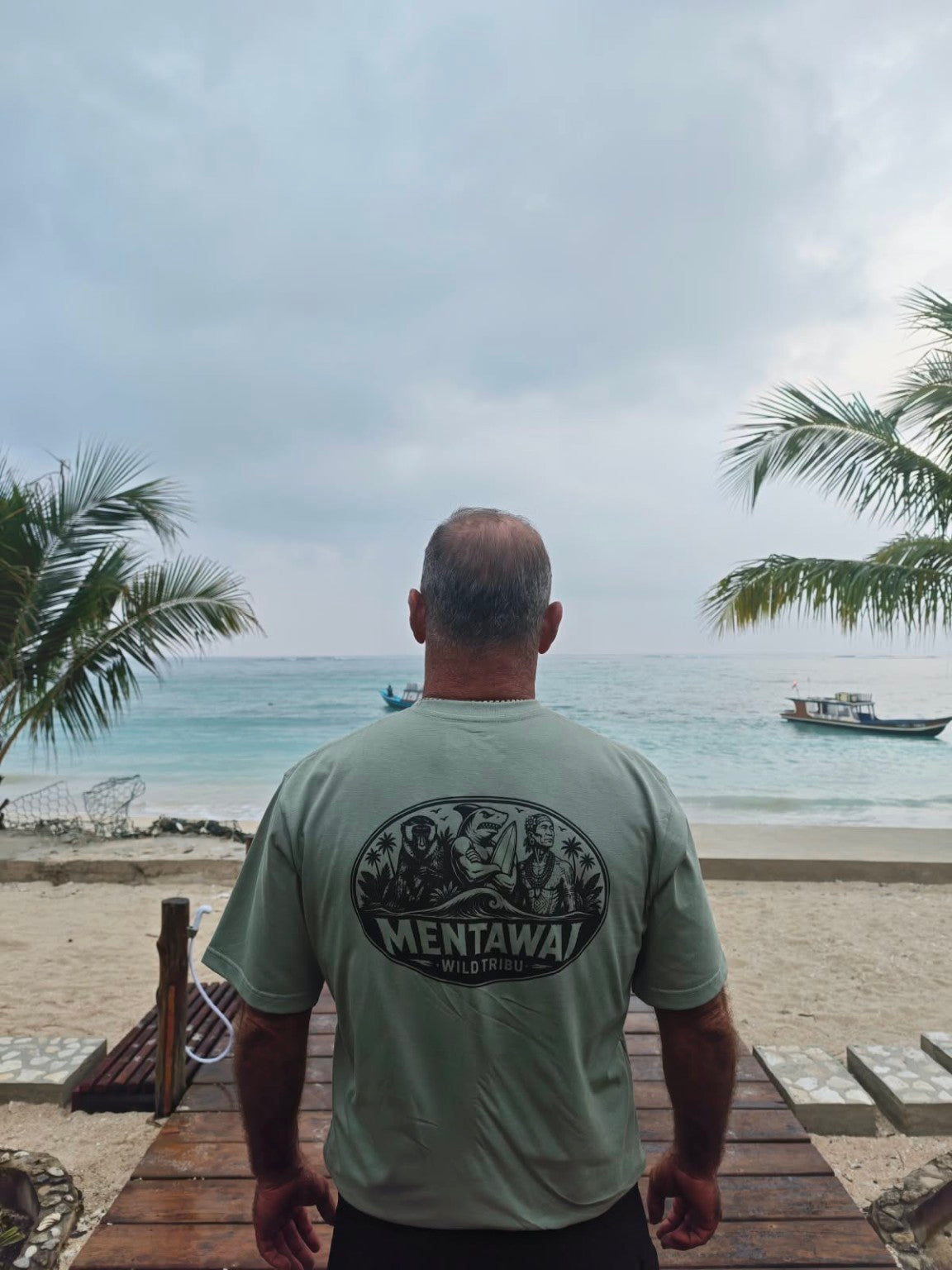 Mentawai Hero de Wild Tribu, vista trasera frente al mar