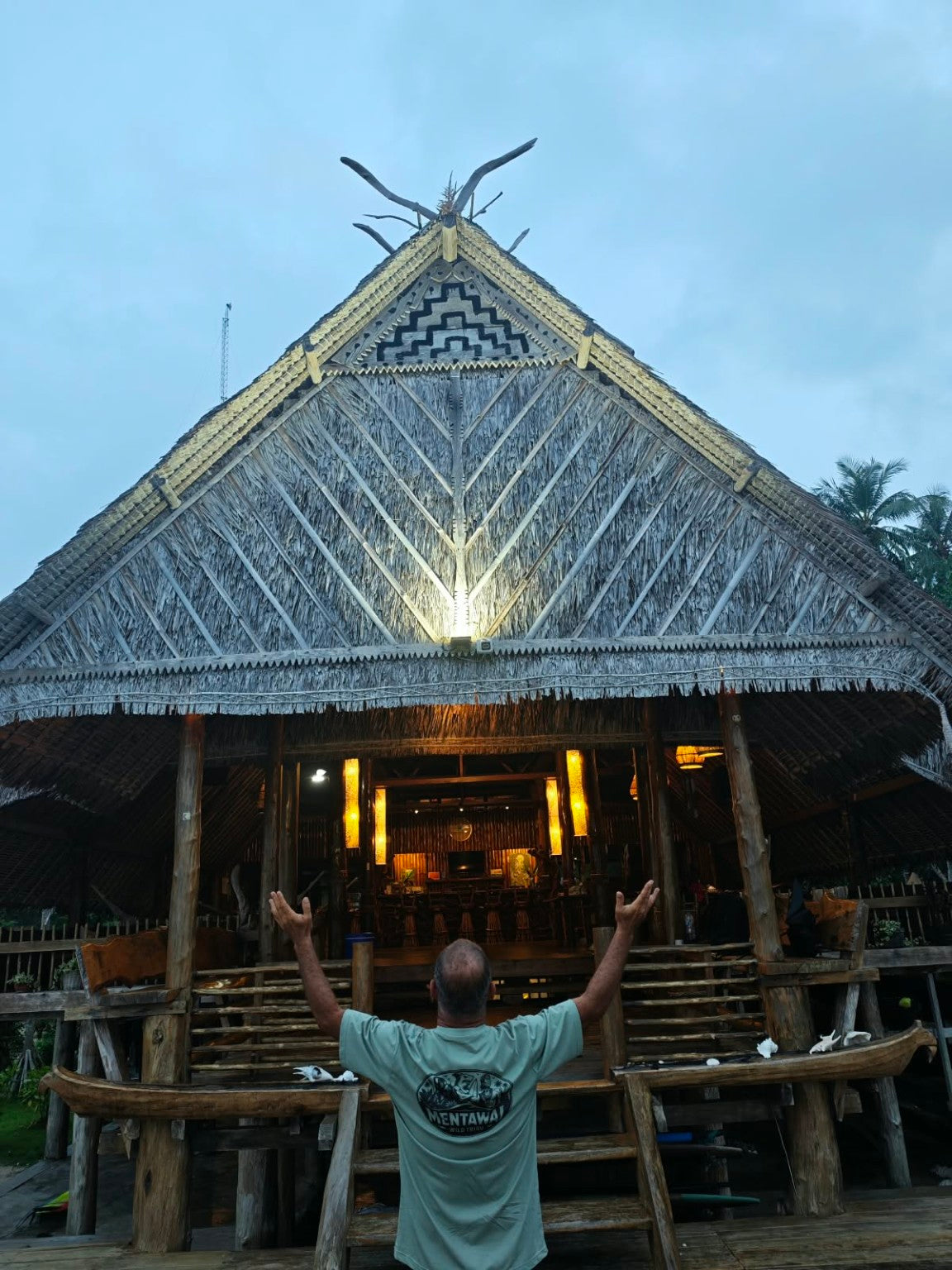 Mentawai Hero de Wild Tribu frente al resort