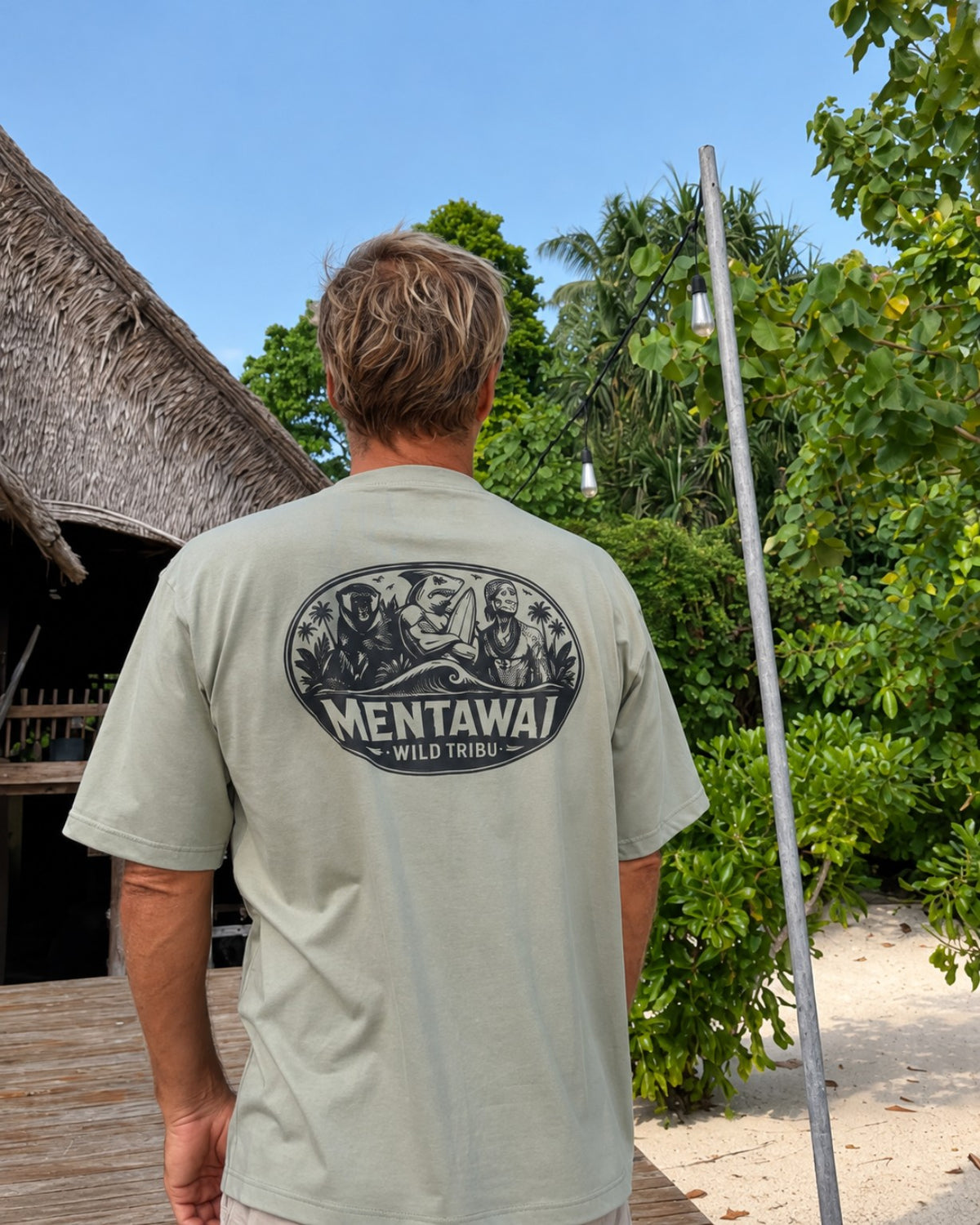 Camiseta Mentawai Hero, vista trasera en entorno tropical
