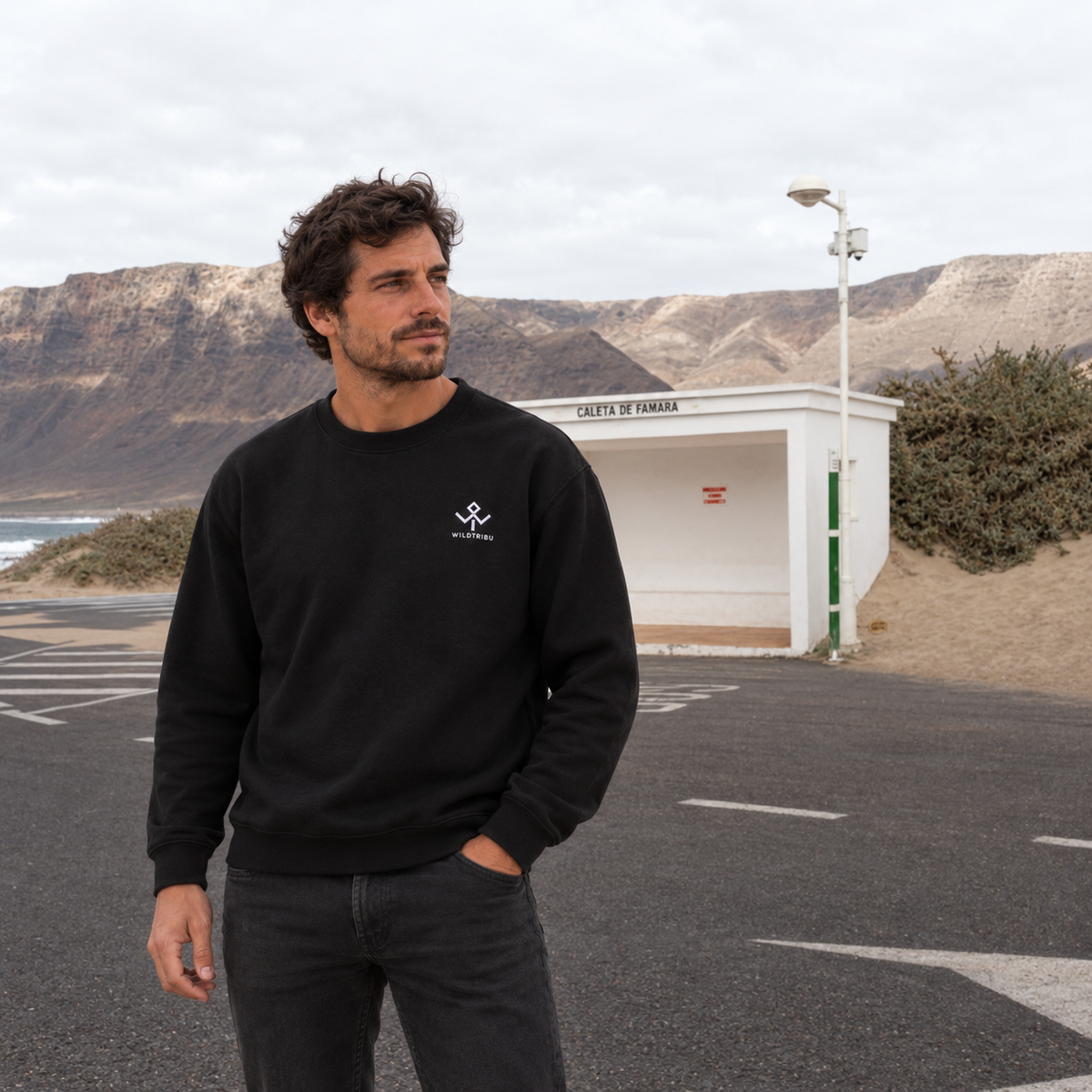 Sudadera negra Ocean and Fire de Wild Tribu, vista frontal en Caleta de Famara