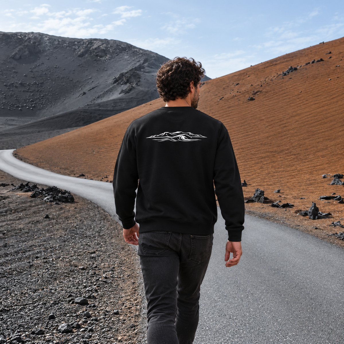 Sudadera negra Ocean and Fire, estampado trasero de ola y volcanes