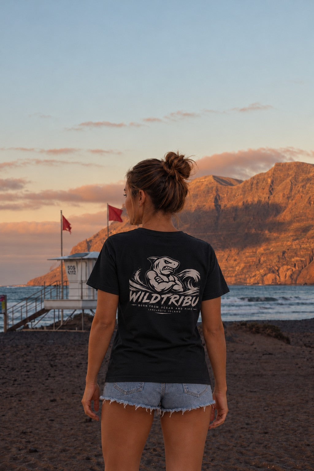 Shark Hero negra, vista trasera en Famara al atardecer