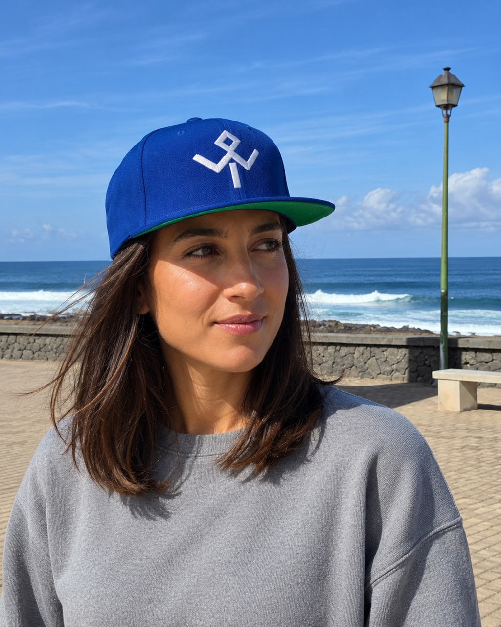 Gorra snapback Wild Tribu azul real sobre modelo en Lanzarote