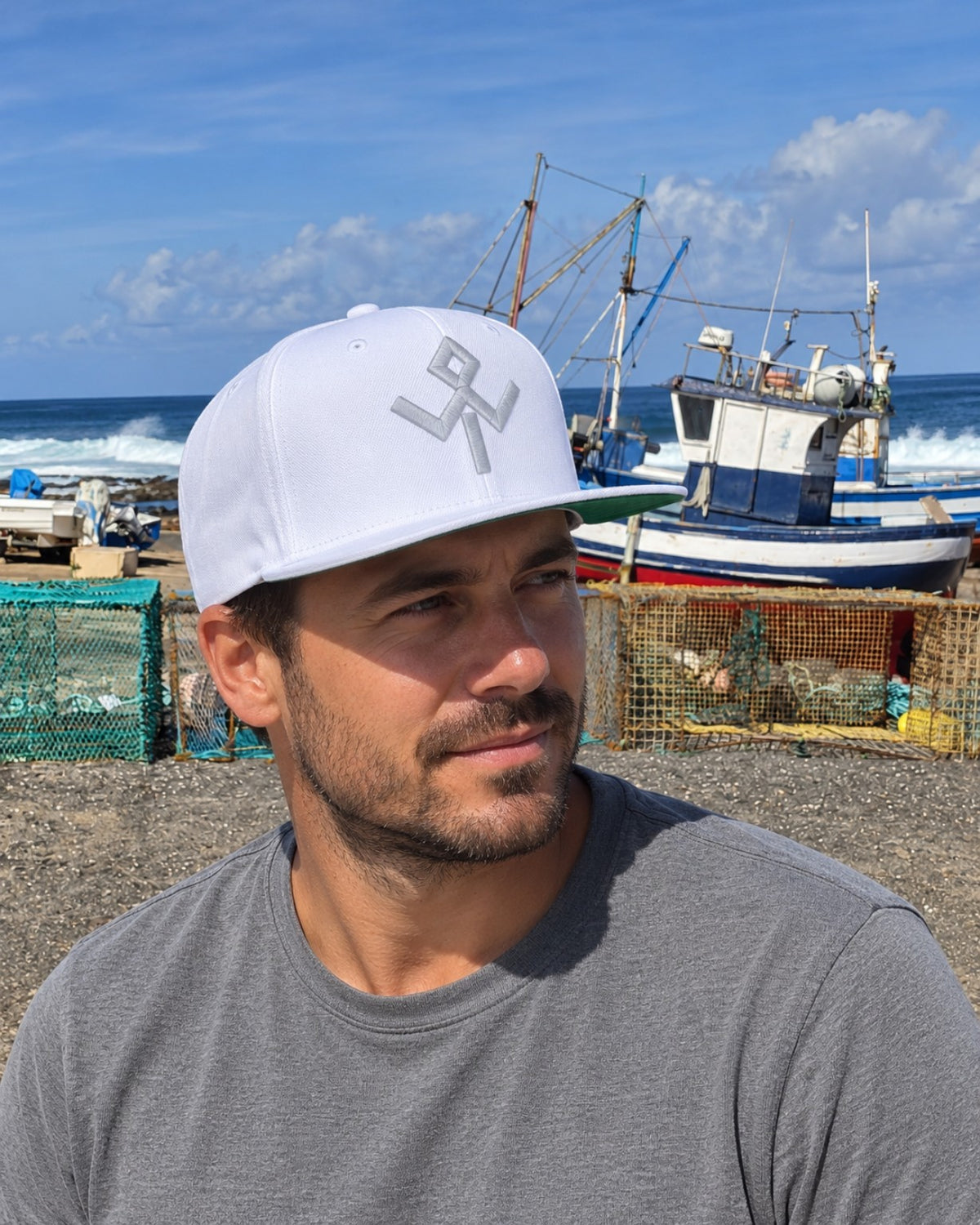 Gorra snapback Wild Tribu blanca sobre modelo en el puerto