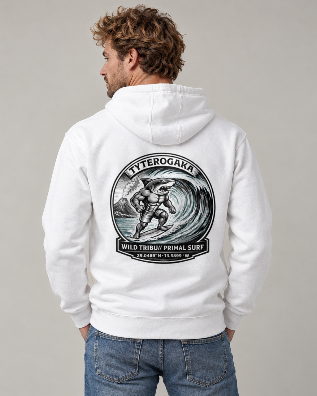 Tyterogaka hoodie — fotografía de catálogo, vista trasera sobre modelo