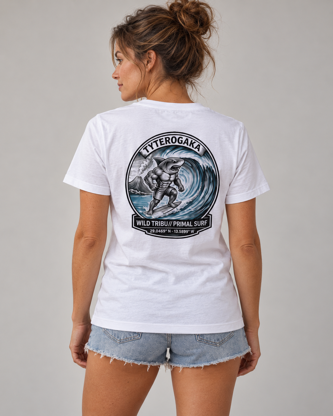 Tyterogaka tee — fotografía de catálogo, vista trasera sobre modelo