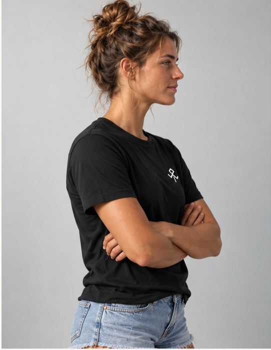Volcanic Swell Dark negra, vista frontal con emblema en el pecho