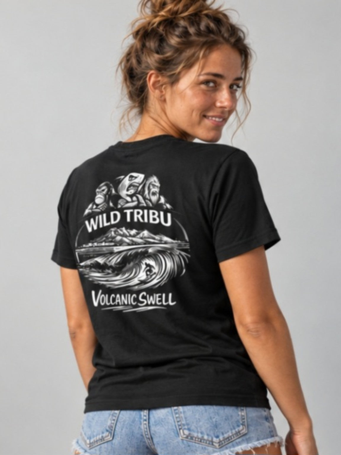 Volcanic Swell Dark negra, vista trasera sobre modelo mujer