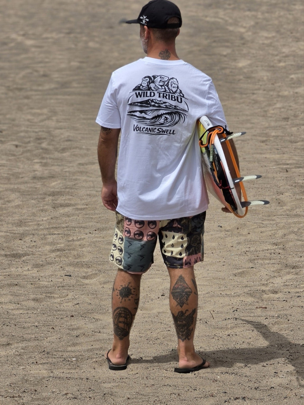 Volcanic Swell blanca: camiseta real Printful vista trasera, con tabla de surf