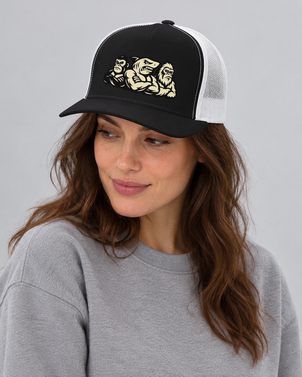 Gorra trucker Wild Tribu negra y blanca sobre modelo mujer