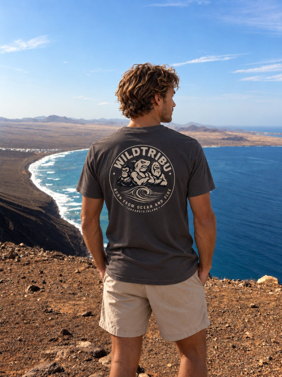 Camiseta Emblema de la Tribu, vista trasera sobre la bahía