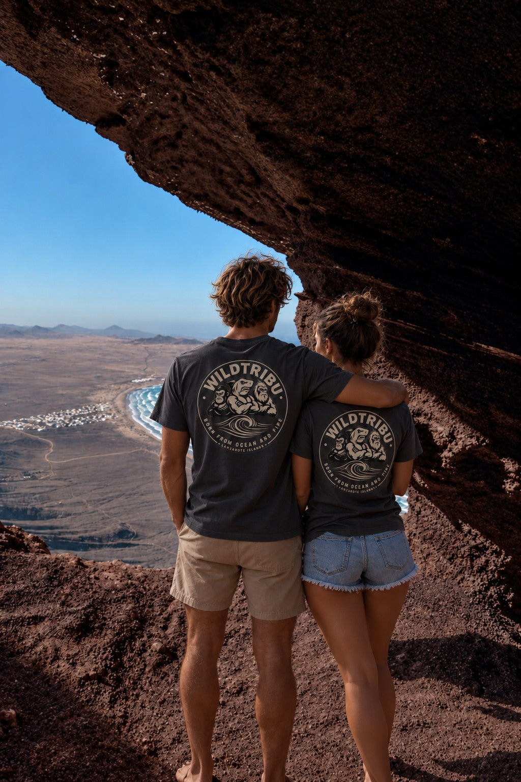 Camisetas Emblema de la Tribu, pareja frente al paisaje volcánico