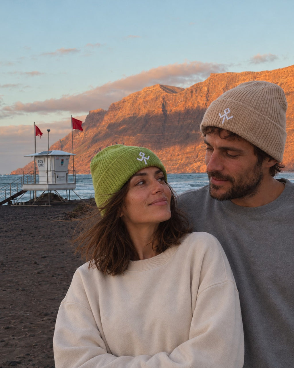 Gorros de punto Wild Tribu, pareja en la playa