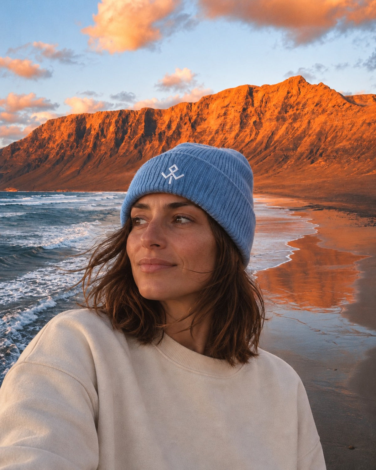 Gorro de punto Wild Tribu azul claro en modelo mujer
