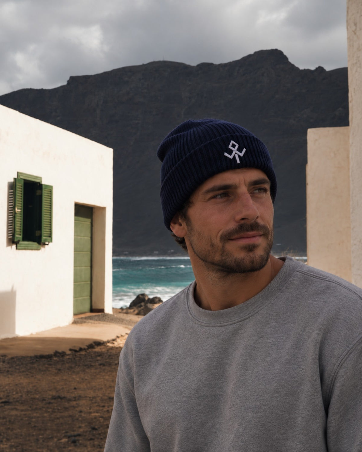 Gorro de punto Wild Tribu azul marino en modelo hombre
