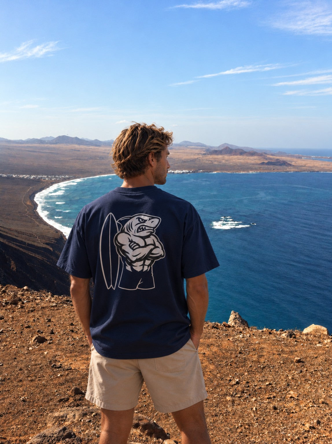 Camiseta Guardián Ocean azul marino, vista trasera sobre la bahía