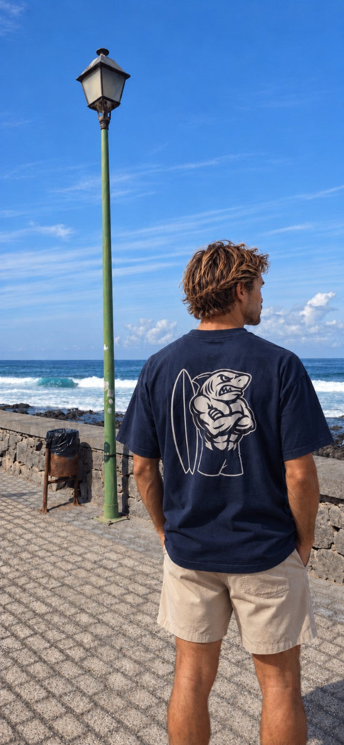 Camiseta Guardián Ocean azul marino, vista trasera junto al mar