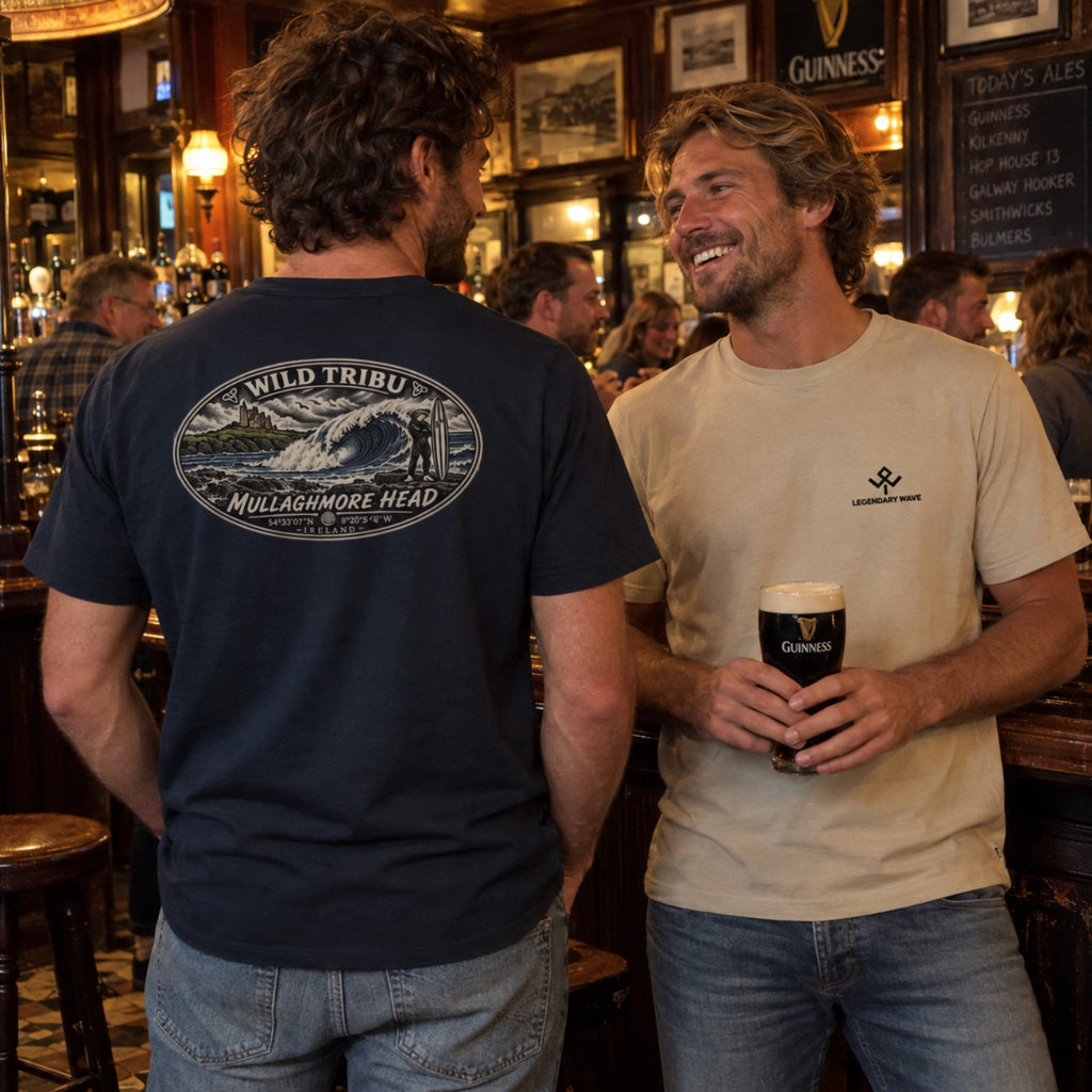 Camiseta Mullaghmore Head Legendary Waves, vistas delantera y trasera en un pub irlandés