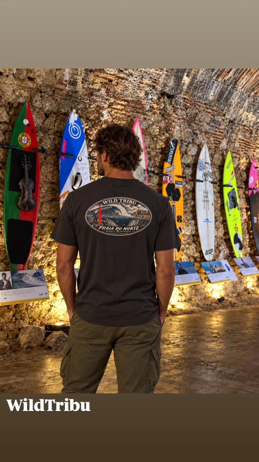 Camiseta Nazaré Legendary Waves, vista de espalda en el museo de tablas