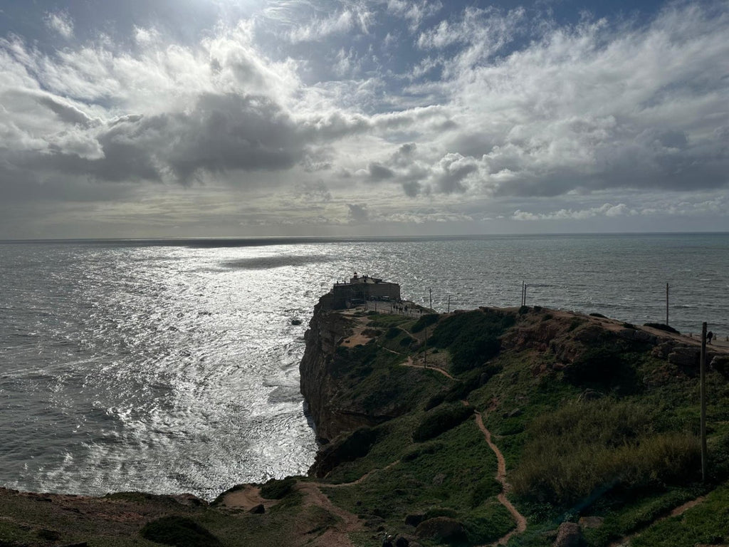 Paisaje costero de Nazaré junto al fuerte