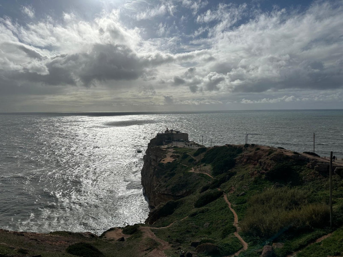 Paisaje costero de Nazaré junto al fuerte