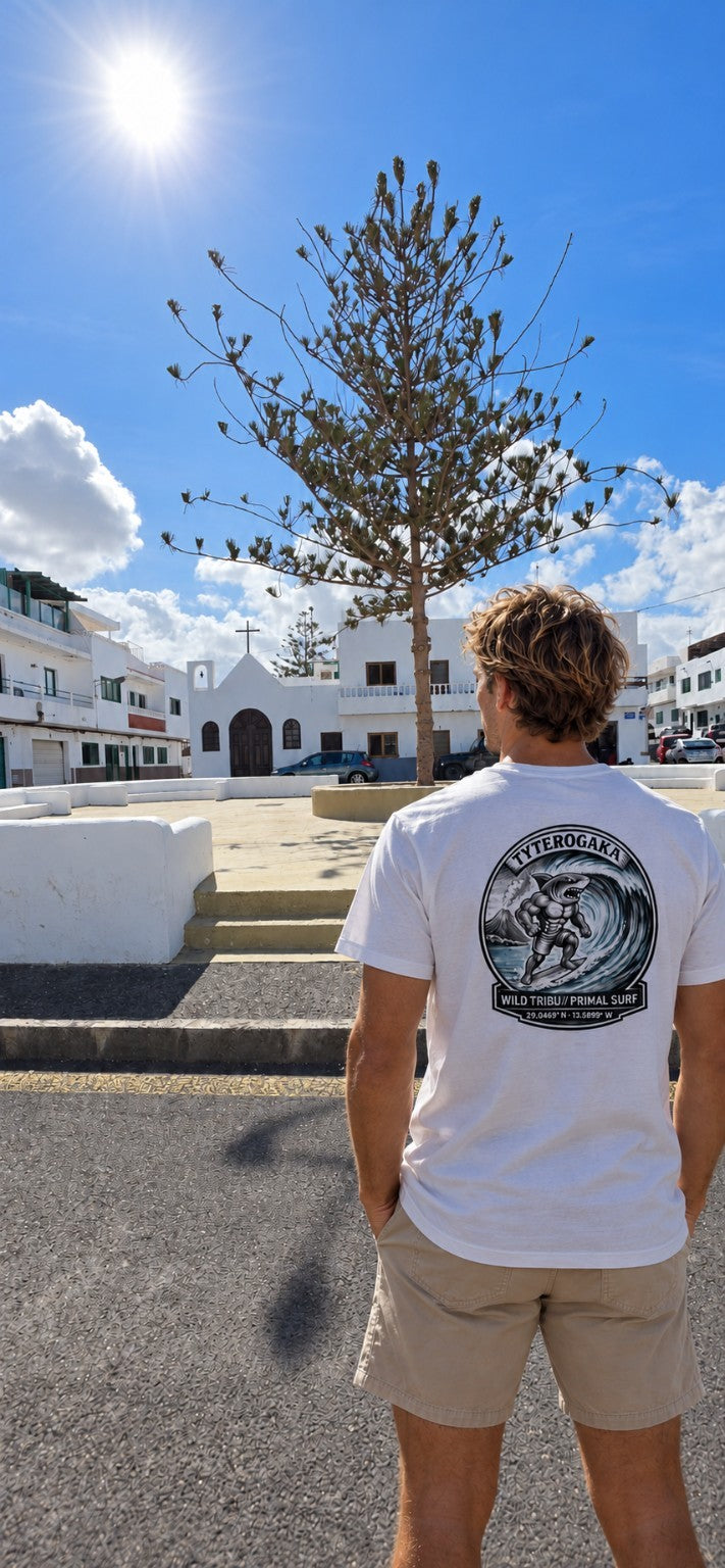 Camiseta Tyterogaka blanca, vista trasera en la plaza